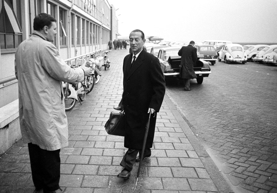 President direkteur KLM Mr. H. Alberda vliegend personeel bijeengeroepen voor to, Bestanddeelnr 915-7417
