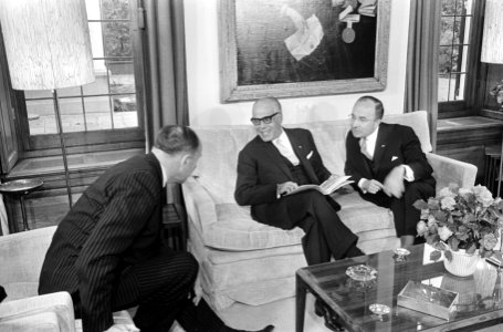 President Bourguiba in het Catshuis, nummer 28 v.l.n.r. Luns, Bourguiba en Cals, Bestanddeelnr 919-3317
