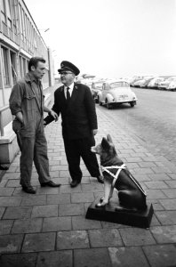President direkteur KLM Mr. H. Alberda vliegend personeel bijeengeroepen voor to, Bestanddeelnr 915-7419
