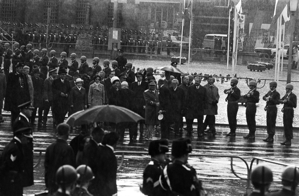 President Tito legt een krans bij het Nationaal Monument op de Dam Amsterdam, Bestanddeelnr 923-9376