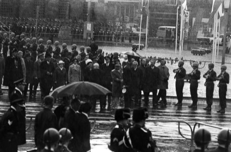 President Tito legt een krans bij het Nationaal Monument op de Dam Amsterdam, Bestanddeelnr 923-9376