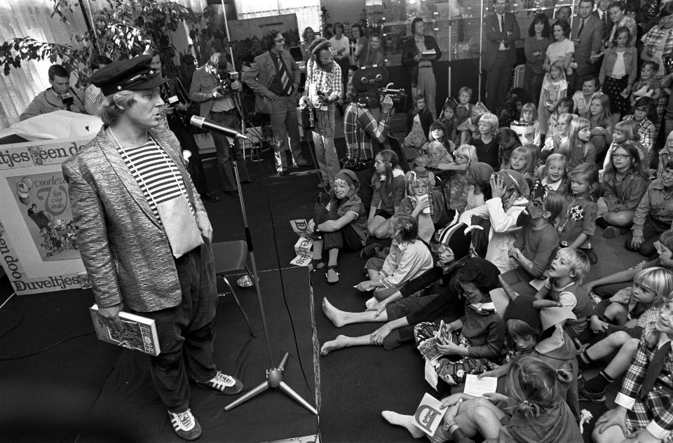 Presentatie nieuw kindervoorleesbroek in Van Goghmuseum, Aart Staartjes leest vo, Bestanddeelnr 927-4161
