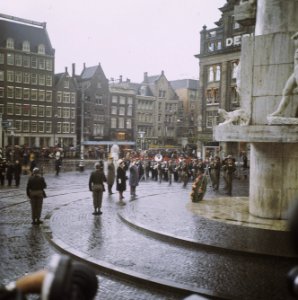 President Tito en diens echtgenote Jovanka Broz leggen een krans bij het Nationa, Bestanddeelnr 254-8711