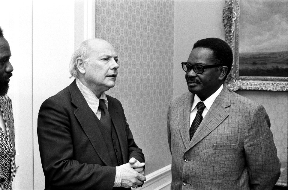 President MPLA, heer Neto door Den Uyl ontvangen premier Den Uyl en A Neto (r), Bestanddeelnr 927-8518