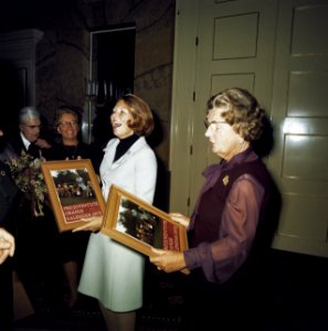Pr. Juventute kalender wordt aangeboden aan koningin Juliana en Prinses Beatrix, Bestanddeelnr 254-8957