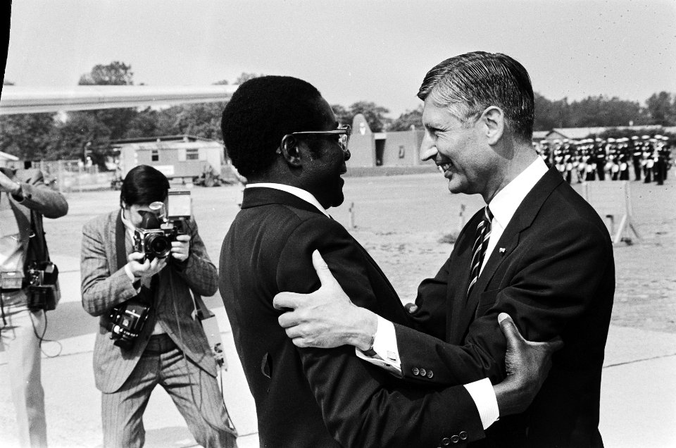 President Zimbabwe , Robert Mugabe bezoekt Nederland, premier Van Agt heet hem w, Bestanddeelnr 932-1920