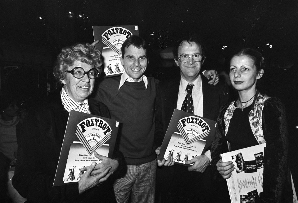 Presentatie LP muscial 'Foxtrot' vlnr Annie MG Schmidt, Willem Nijholt, H, Bestanddeelnr 929-5084