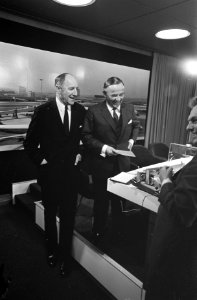 Premier de Jong en minister Luns vertrekken naar de Verenigde Staten , van Schip, Bestanddeelnr 922-4619