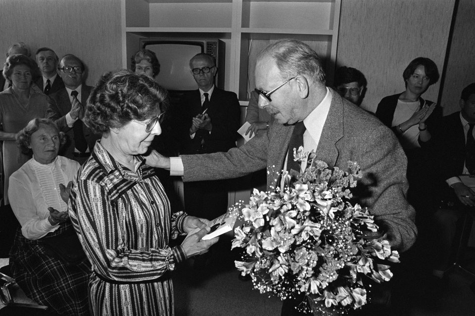Presentatie boek Van Riel , autobiografie en biografie van Jungman in Nieuwspoort, 15a mw Van Everdingen bloemen en Jungman, Bestanddeelnr 931-4852