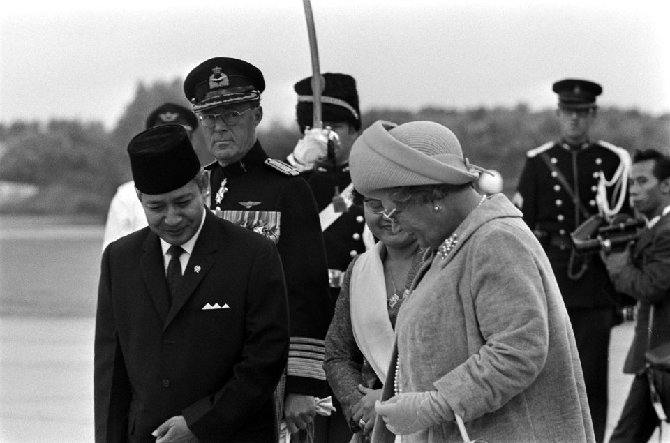 President Soeharto op Huis ten Bosch , Den Haag v.l.n.r. Prins Bernhard, Presid, Bestanddeelnr 923-8130