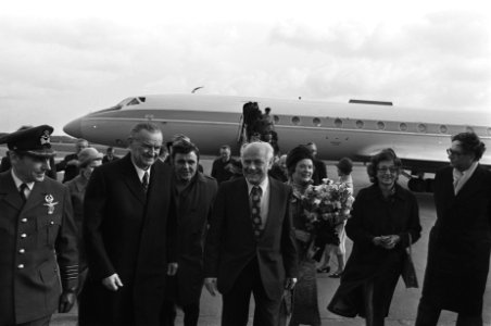 Premier Den Uyl begroet Jaroszewicz op Ypenburg, met echgenotes, Bestanddeelnr 929-0703