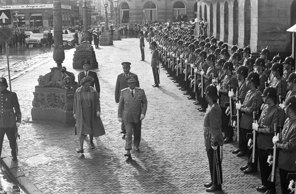 President Tito en koningin Juliana inspecteren de erewacht bij het Paleis op de , Bestanddeelnr 923-9373