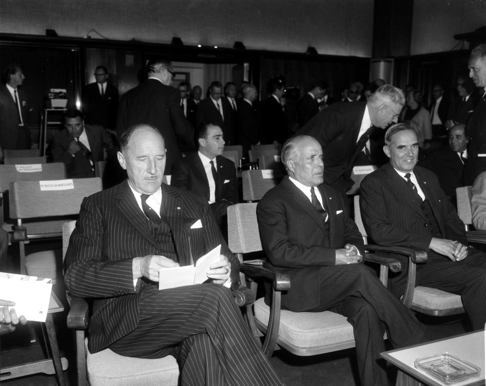 President Bourguiba bracht bezoek aan Philips-fabrieken, v.l.n.r. Minister Luns , Bestanddeelnr 919-3330