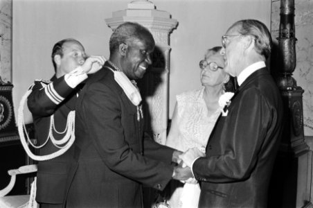 President Kaunda van Zambia krijgt gouden Ark omgehangen door Prins Bernhard op , Bestanddeelnr 929-2317
