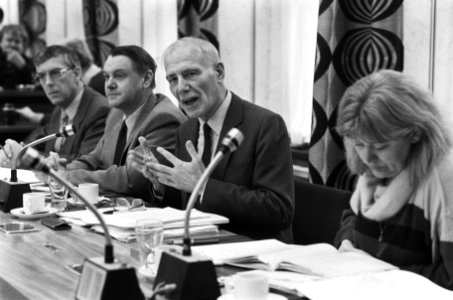President van de Rekenkamer Frans Kordes (midden) informeert de kamercommissie R, Bestanddeelnr 933-5590
