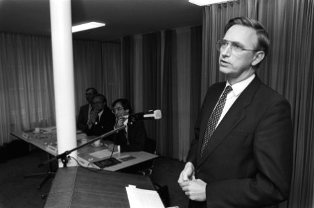 Presentatie boek Het interpellatierecht in serie het Ned. parlementauteur Postm, Bestanddeelnr 933-4190