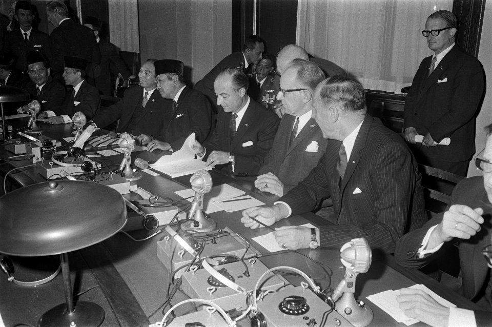 President Soeharto spreekt met leden van de Staten-Generaal in het gebouw van de, Bestanddeelnr 923-8147