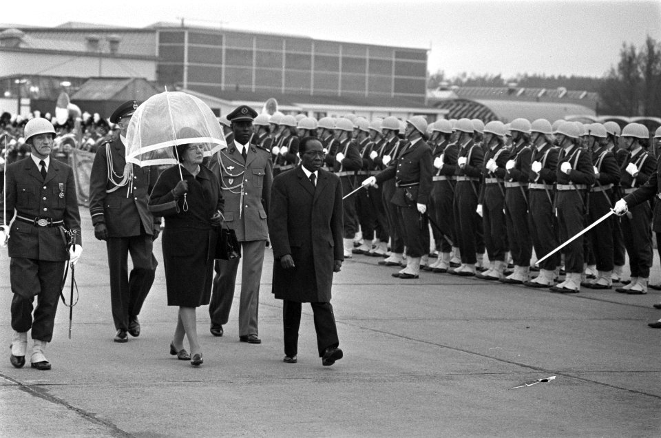 President Senghor van Senegal na staatsbezoek weer vertrokken van Ypenburg Seng, Bestanddeelnr 927-5414