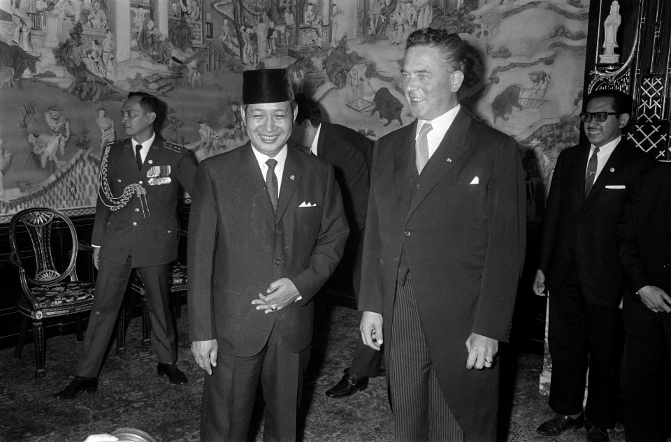 President Soeharto (links) in het gemeentehuis van Den Haag. Links burgemeester Marijnen van Den Haag