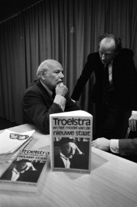 Presentatie boek Troelstra in Den Haag vlnr Den Uyl , auteur prof , Bestanddeelnr 930-7416 photo