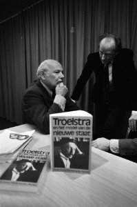 Presentatie boek Troelstra in Den Haag vlnr Den Uyl , auteur prof , Bestanddeelnr 930-7416