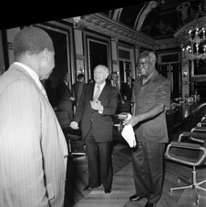 President Kaunda van Zambia in ons land vlnr Kaunda Den Uyl , Van der Stoel, Bestanddeelnr 929-2270