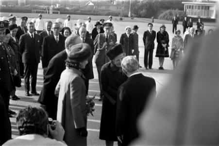 President Leone neemt afscheid van Koningin Juliana, links mevrouw Leone, Bestanddeelnr 926-7845