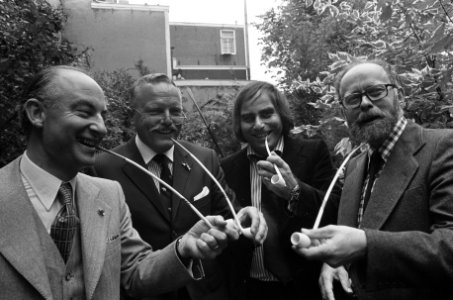 Presentatie boek pijpenbrevier, v.l.n.r. met goudse pijp drs. W.K.N. Schmelzer, Bestanddeelnr 926-6975