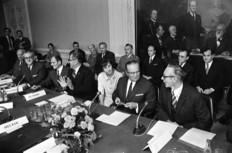 President Tito spreekt met Kamerleden op het Binnenhof, Bestanddeelnr 923-9423