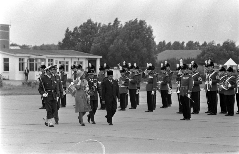 President Soeharto van Indonesie vertrekt van Ypenburg naar Duitsland inspectie, Bestanddeelnr 923-8170