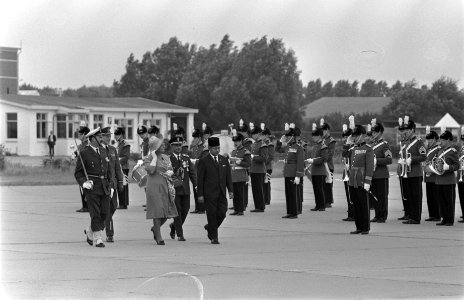 President Soeharto van Indonesie vertrekt van Ypenburg naar Duitsland inspectie, Bestanddeelnr 923-8170