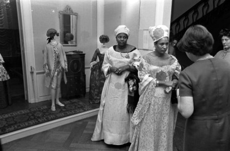 President van Niger voor de besprekingen in Rolzaal Den Haag de echtgenote van d, Bestanddeelnr 921-7440