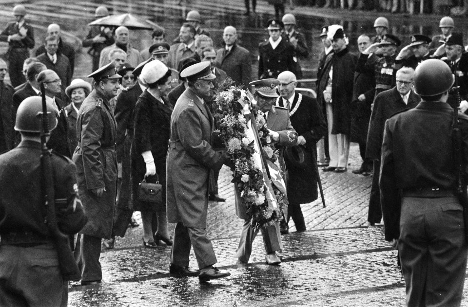 President Tito legt een krans bij het Nationaal Monument op de Dam Amsterdam Pr, Bestanddeelnr 923-9374