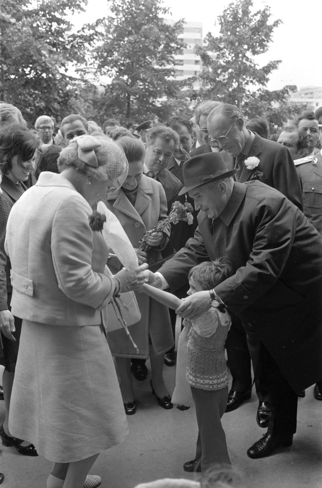 President Ceaucescu helpt een meisje om een bloem aan te bieden aan koningin Jul, Bestanddeelnr 927-9866