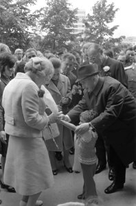President Ceaucescu helpt een meisje om een bloem aan te bieden aan koningin Jul, Bestanddeelnr 927-9866