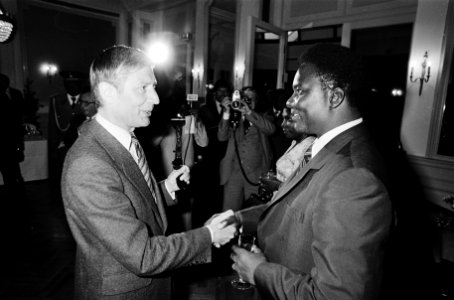 President Habyarimanna van Rwanda wordt in Den Haag begroet door premier Van Agt, Bestanddeelnr 930-8258