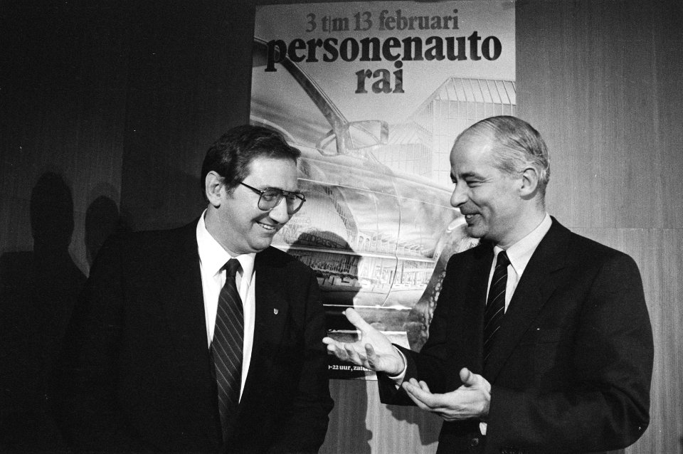 President-directeur van Porsche P. Schutz (l) in gesprek met W.M. de Grefte (voo, Bestanddeelnr 932-4646