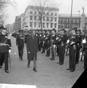 President Nyerere van Tanzania bezoekt Rotterdam, hier inspecteert hij het Korps, Bestanddeelnr 917-7002