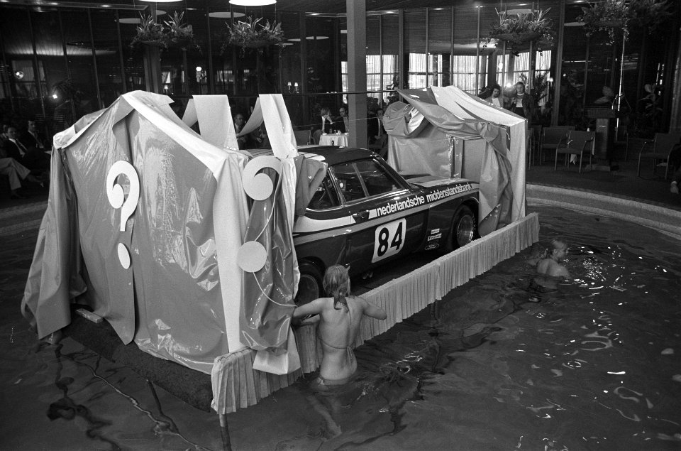 Presentatie auto van racingteam Akersloot en Hugenholtz jr in zwembad van Hilton, Bestanddeelnr 926-4115