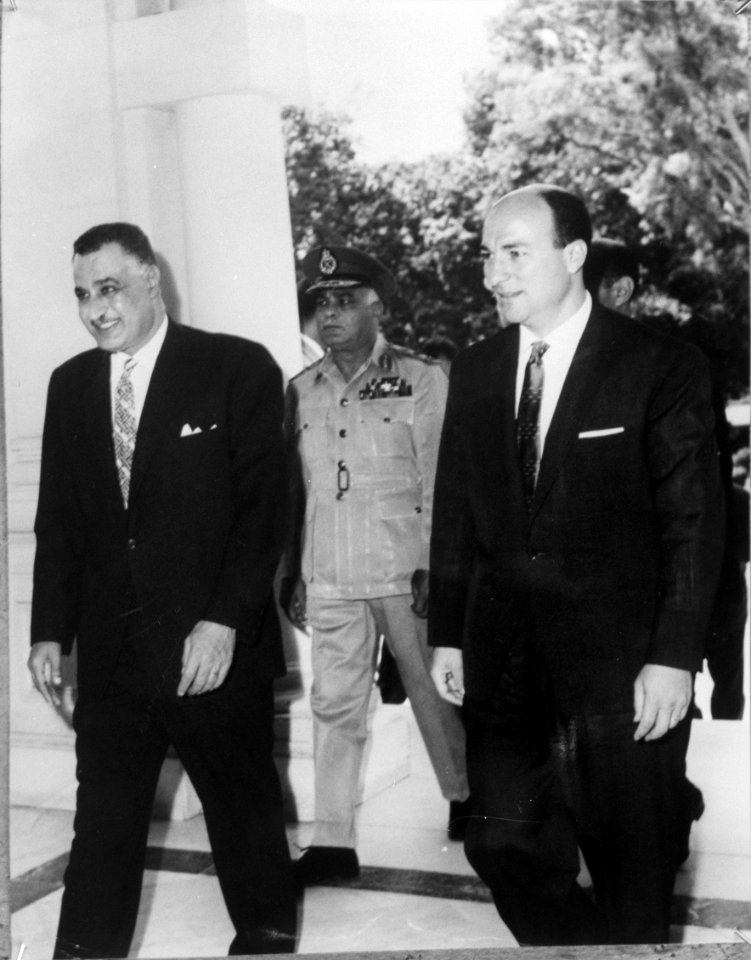 President Nasser en de nieuwe premier Zakariya Mohieddin na beëdiging, Bestanddeelnr 918-2837