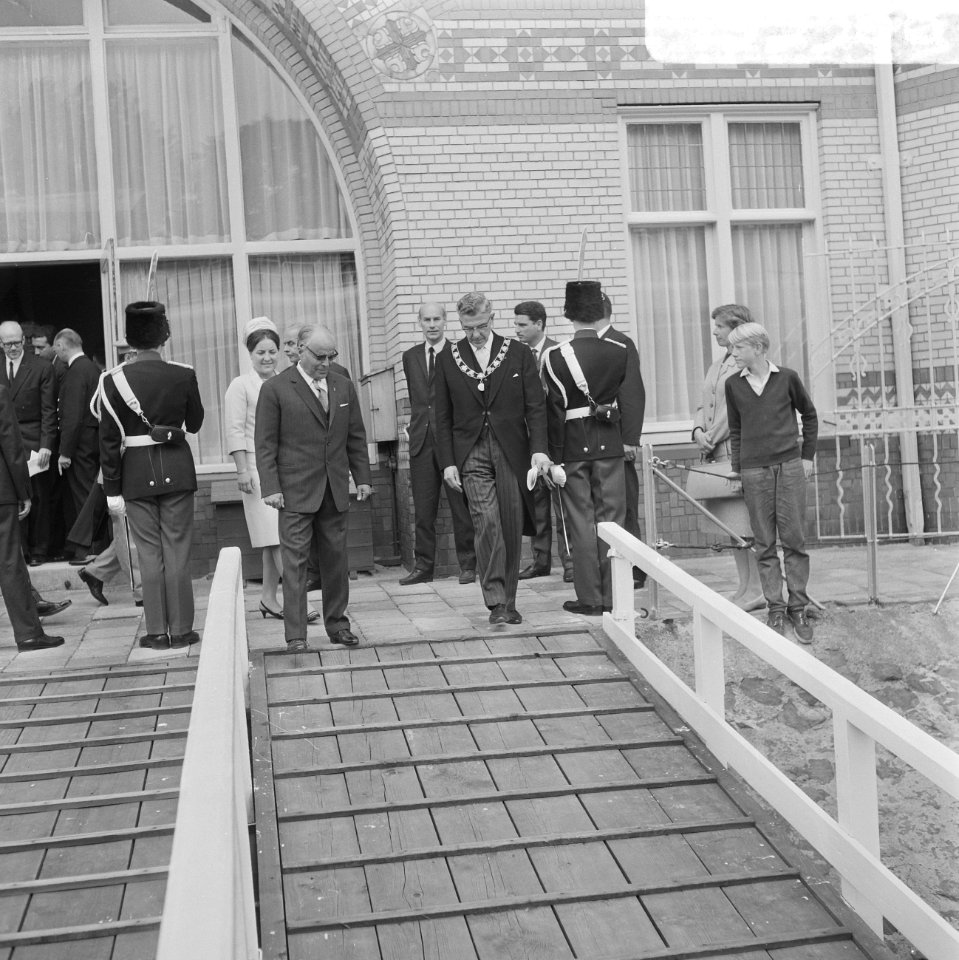 President Bourguiba in gezelschap van prinses Margriet bezoek aan Rotterdam, Bestanddeelnr 919-3368