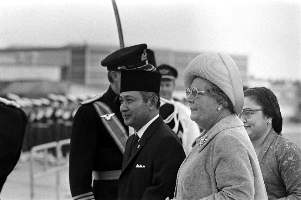 President Soeharto arriveert op Ypenburg president Soeharto en koningin Juliana, Bestanddeelnr 923-8112