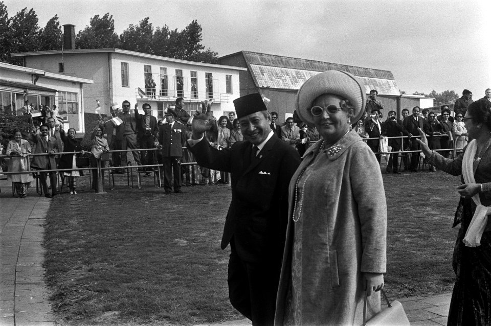 President Soeharto arriveert op Ypenburg president Soeharto en koningin Juliana, Bestanddeelnr 923-8109