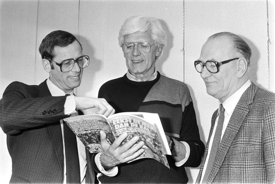 Presentatie boek Eerst de man, dan de bal , v.l.n.r. Klaas Nuninga , Gabri de , Bestanddeelnr 932-9287