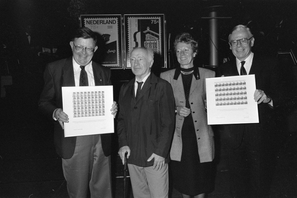 Presentatie postzegels t.g.v. eeuwfeest Concertgebouw en Concertgebouworkest en , Bestanddeelnr 934-3230