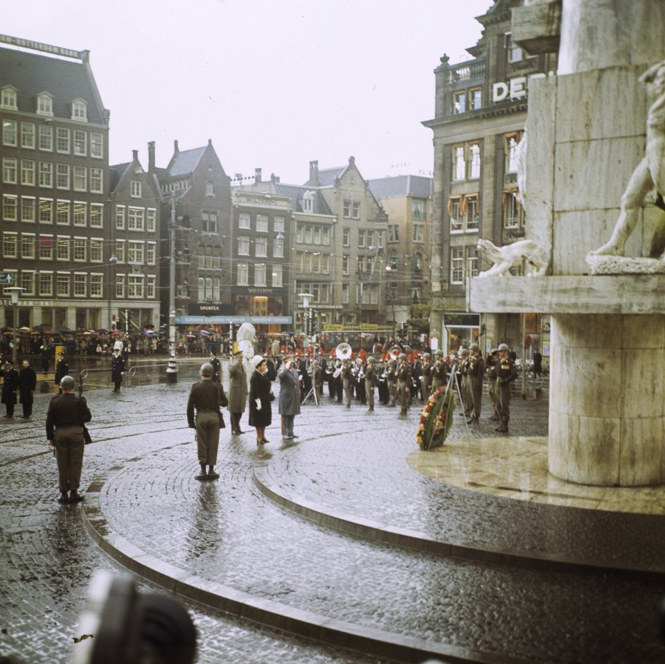 President Tito en diens echtgenote Jovanka Broz leggen een krans bij het Nationa, Bestanddeelnr 254-8712