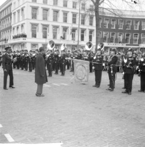 President Nyerere van Tanzania bezoekt Rotterdam, hier inspecteert hij het Korps, Bestanddeelnr 917-7004