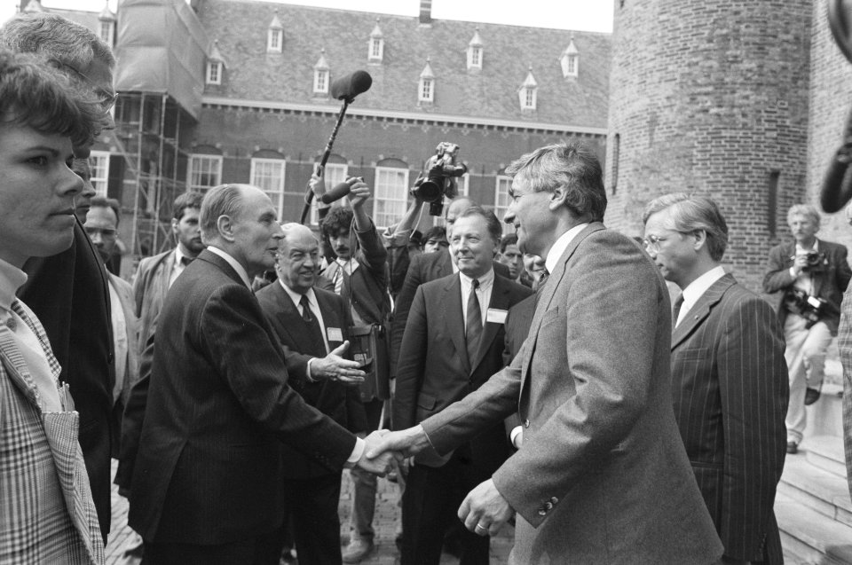 President Mitterrand bij slotzitting Europa Congres premier Lubbers begroet pre, Bestanddeelnr 934-2442
