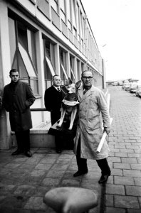 President direkteur KLM Mr. H. Alberda vliegend personeel bijeengeroepen voor to, Bestanddeelnr 915-7421
