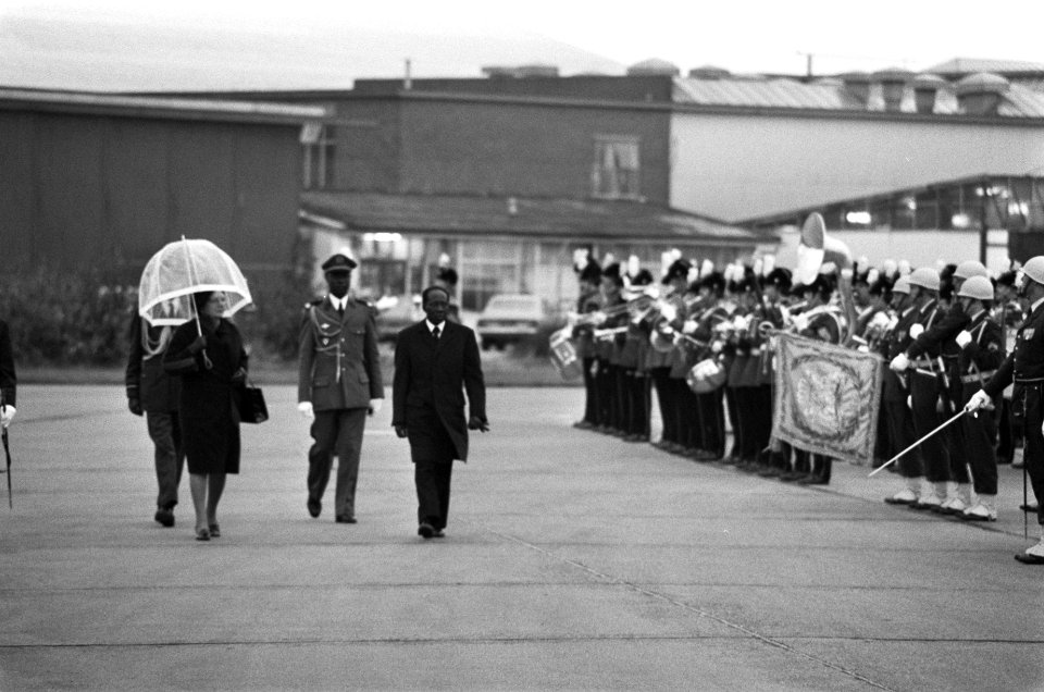 President Senghor van Senegal na staatsbezoek weer vertrokken van Ypenburg insp, Bestanddeelnr 927-5418